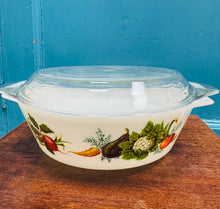 Load image into Gallery viewer, Dysgl casserole Pyrex JAJ ‘Marchnad Tuscan’ Retro gyda’r caead gwreiddiol / Retro ‘Tuscan Market’ JAJ Pyrex casserole dish with original lid