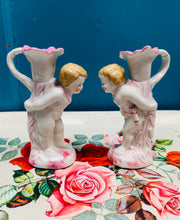 Load image into Gallery viewer, Pâr o ganhwyllbrenau seramig Ceriwbiaid Fictoraidd / Pair of ceramic Victorian Cherub candlesticks