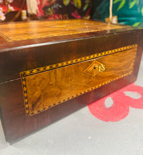 Load image into Gallery viewer, Llethr ysgrifennu Hynafol Fictoraidd pren walnut a brass gyda’r goriad gwreiddiol a storfa / Antique Victorian walnut and brass writing slope with original key and storage