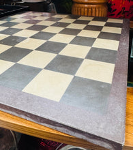Load image into Gallery viewer, Set chess Hynafol gyda darnau Asiaidd o resin ar fwrdd chess llechen trwm wedi’i wneud â llaw / Antique chess set with Asian resin pieces on a heavy slate handmade chess board