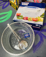 Load image into Gallery viewer, Powlen treiffl wydr fawr a llwy a fforc gweini Queen Anne Silver Plated Vintage o’r 70au yn eu bocs gwreiddiol / Vintage Queen Anne Silver plated large glass trifle bowl and serving spoons from the 70s in original box