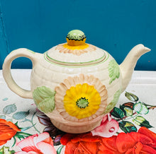 Load image into Gallery viewer, Tebot Embassy Ware Kirklands Etruria blodau melyn Vintage prin o’r 30au / Rare Vintage yellow flowers Embassy Ware Kirklands Etruria tea pot from the 30s