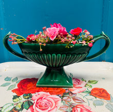 Load image into Gallery viewer, Fâs ben tân 'Dee Cee' gwyrdd tywyll Vintage gyda dwy handlen a'r daliwr blodau gwifren gwreiddiol / Vintage dark green Dee Cee twin handle mantle vase with original wire flower frog