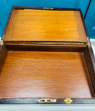 Load image into Gallery viewer, Llethr ysgrifennu Hynafol pren a lledr gwyrdd o’r cyfnod Edwardaidd / Edwardian Antique wooden and green leather writing slope