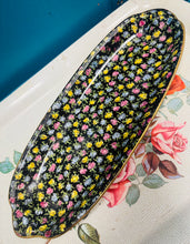 Load image into Gallery viewer, Plât brechdanau hirgrwn Royal Winton Grimwades Vintage gyda phatrwm blodau chintz ar gefndir du / Vintage Royal Winton Grimwades oblong sandwich plate featuring a black chintz floral patter
