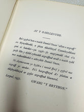 Load image into Gallery viewer, Cyfrol ‘Y Siswrn’ gan Daniel Owen, trydydd argraffiad o 1937 / Third edition of ‘Y Siswrn’ volume by Daniel Owen from 1937