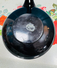 Load image into Gallery viewer, Plat Hynafol lacquarware dawnswraig Indiaidd wedi ei beintio â llaw yn y 50au / Antique hand-painted lacquerware Indian dancer plate from the late 1950s