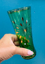 Load image into Gallery viewer, Set gwydr gwyrdd Vintage saith darn yn cynnwys jwg a chwe gwydr o ganol y ganrif ddiwethaf / Vintage 7-piece Mid Century drinking set featuring a green glass pitcher and six matching tumblers.