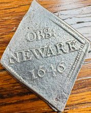 Load image into Gallery viewer, Newark Siege hanner coron o 1646 - arian cyfred a gyhoeddwyd ar frys yn ystod Rhyfel Cartref Lloegr / Newark Seige halfcrown coin from 1646 - currency issued during English Civil War