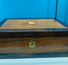 Load image into Gallery viewer, Llethr ysgrifennu Hynafol pren a lledr gwyrdd o’r cyfnod Edwardaidd / Edwardian Antique wooden and green leather writing slope