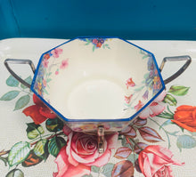Load image into Gallery viewer, Powlen weini James Kent flodeuog wyth ochr Vintage mewn stand EPNS a llwy weini fawr / Vintage floral octagonal James Kent serving bowl in an EPNS stand and with a large serving spoon