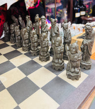 Load image into Gallery viewer, Set chess Hynafol gyda darnau Asiaidd o resin ar fwrdd chess llechen trwm wedi’i wneud â llaw / Antique chess set with Asian resin pieces on a heavy slate handmade chess board