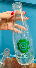 Load image into Gallery viewer, Potel lefrith 1 peint gwydr Vintage ‘Central Dairies Newtown’ / Vintage glass ‘Central Dairies Newtown’ 1 pint milk bottle