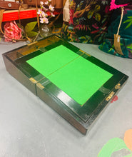Load image into Gallery viewer, Llethr ysgrifennu Hynafol Fictoraidd pren walnut a brass gyda’r goriad gwreiddiol a storfa / Antique Victorian walnut and brass writing slope with original key and storage