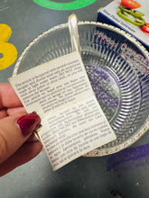 Load image into Gallery viewer, Powlen treiffl wydr fawr a llwy a fforc gweini Queen Anne Silver Plated Vintage o’r 70au yn eu bocs gwreiddiol / Vintage Queen Anne Silver plated large glass trifle bowl and serving spoons from the 70s in original box