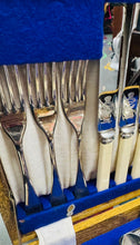 Load image into Gallery viewer, Set gytleri 24 darn Vintage ‘Viners Ltd' o Sheffield, o'r 1950au, mewn blwch pren / Vintage ‘Viners Ltd’ of Sheffield 24 piece Canteen of Cutlery from the 1950s in a wooden box