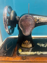 Load image into Gallery viewer, Peiriant gwnio Singer Hynafol o ddechrau’r 20fed Ganrif / Antique Singer sewing machine from the beginning of the 20th Century