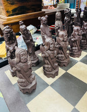 Load image into Gallery viewer, Set chess Hynafol gyda darnau Asiaidd o resin ar fwrdd chess llechen trwm wedi’i wneud â llaw / Antique chess set with Asian resin pieces on a heavy slate handmade chess board