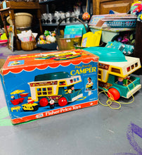 Load image into Gallery viewer, Campervan Fisher Price Vintage o’r 70au yn ei focs gwreiddiol / Vintage Fisher Price Campervan from the 70s in it’s original box