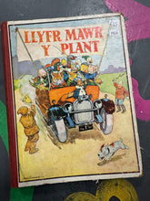 Load image into Gallery viewer, Llyfr Mawr y Plant 1 clawr caled / Hardback Llyfr Mawr y Plant 1