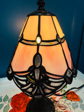 Load image into Gallery viewer, Lamp Tiffany wedi'i gwneud â llaw o wydr lliw pinc a chlir /Handmade pink and clear stained glass Dragonfly Tiffany Lamp