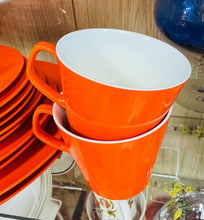 Load image into Gallery viewer, Set 18 darn Melaware Retro oren a gwyn o’r 70au / Retro orange and white 18 piece Melaware set from the 70s