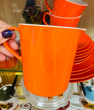 Load image into Gallery viewer, Set 18 darn Melaware Retro oren a gwyn o’r 70au / Retro orange and white 18 piece Melaware set from the 70s