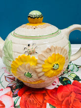 Load image into Gallery viewer, Tebot Embassy Ware Kirklands Etruria blodau melyn Vintage prin o’r 30au / Rare Vintage yellow flowers Embassy Ware Kirklands Etruria tea pot from the 30s