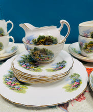 Load image into Gallery viewer, Set llestri te tsieina Vintage ‘Royal Vale’ ‘English Cottage’ cyflawn a phrin o’r 1950au / Rare Vintage ‘Royal Vale’ ‘English Cottage’ complete china tea set from the 1950s