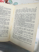 Load image into Gallery viewer, Argraffiad Cyntaf o nofel ‘Y Wisg Sidan’ gan Elena Puw Morgan o 1939 / First Edition copy of Elena Puw Morgan novel ‘Y Wisg Sidan’ from 1939