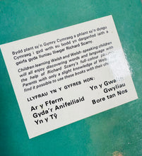 Load image into Gallery viewer, Llyfr plant ‘Gyda’r Anifeiliaid’ Vintage o 1976 / Vintage ‘Gyda’r Anifeiliaid’ children’s book from 1976