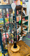 Load image into Gallery viewer, Golau unigryw allan o hen glarinet ar waelod derw sydd wedi ei wneud â llaw / Unique light made out of an old clarinet on a handmade oak base