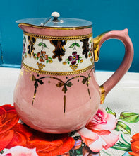 Load image into Gallery viewer, Jwg Hynafol binc wedi’i beintio â llaw gyda chaead aluminium / Antique hand painted pink jug with aluminium lid