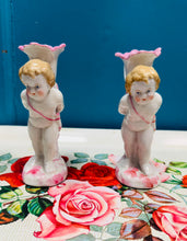 Load image into Gallery viewer, Pâr o ganhwyllbrenau seramig Ceriwbiaid Fictoraidd / Pair of ceramic Victorian Cherub candlesticks