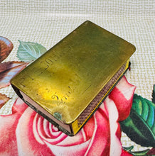 Load image into Gallery viewer, Daliwr matsys vesta brass hynafol gyda gwaith celf y ffosydd ‘PTE John Sullivan no. 2363 2nd Welsh Reg’ / Antique brass trench art vesta match holder ‘PTE John Sullivan no. 2363 2nd Welsh Reg’