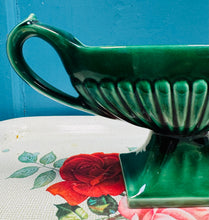 Load image into Gallery viewer, Fâs ben tân 'Dee Cee' gwyrdd tywyll Vintage gyda dwy handlen a'r daliwr blodau gwifren gwreiddiol / Vintage dark green Dee Cee twin handle mantle vase with original wire flower frog