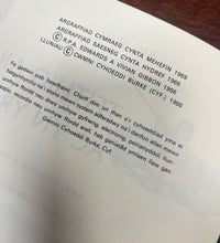 Load image into Gallery viewer, Llyfr ‘Teithio ar Fôr ac yn yr awyr’ o gyfres ‘Geiriau eich Plant’ o 1969 / ‘Teithio ar Fôr ac yn yr awyr’ book from the ‘Geiriau eich Plant’ series from 1969