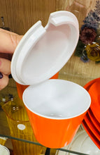 Load image into Gallery viewer, Set 18 darn Melaware Retro oren a gwyn o’r 70au / Retro orange and white 18 piece Melaware set from the 70s