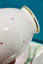 Load image into Gallery viewer, Jwg llefrith a phowlen siwgr bone china Dakin Vintage pinc golau a polca dot piws / Vintage pale pink and purple polka dot Dakin bone china milk jug and sugar bowl