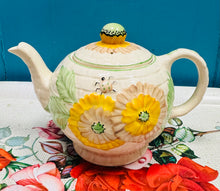 Load image into Gallery viewer, Tebot Embassy Ware Kirklands Etruria blodau melyn Vintage prin o’r 30au / Rare Vintage yellow flowers Embassy Ware Kirklands Etruria tea pot from the 30s