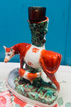 Load image into Gallery viewer, Fâs spill buwch a llo Staffordshire Hynafol cefn flat o’r 1860au gyda tealight ar ei ben / Antique Staffordshire flatback cow and calf spill vase from the 1860s with a tealight on top