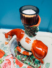 Load image into Gallery viewer, Fâs spill buwch a llo Staffordshire Hynafol cefn flat o’r 1860au gyda tealight ar ei ben / Antique Staffordshire flatback cow and calf spill vase from the 1860s with a tealight on top