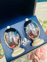 Load image into Gallery viewer, Pâr o Orchuddion Wyau 'HeatMaster' Art Deco o’r 1930au-40au yn eu bocs gwreiddiol / Pair of Art Deco ‘HeatMaster’ Egg Cozies Circa 1930-40s in Original Box