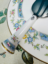 Load image into Gallery viewer, Plat teisen a chyllell gweini Mayfield Royal Worcester Vintage o 1981 / Vintage Mayfield Royal Worcester cake plate and serving knife from 1981