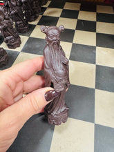 Load image into Gallery viewer, Set chess Hynafol gyda darnau Asiaidd o resin ar fwrdd chess llechen trwm wedi’i wneud â llaw / Antique chess set with Asian resin pieces on a heavy slate handmade chess board