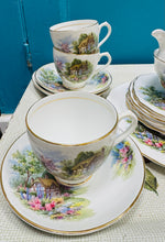 Load image into Gallery viewer, Set llestri te tsieina Vintage ‘Royal Vale’ ‘English Cottage’ cyflawn a phrin o’r 1950au / Rare Vintage ‘Royal Vale’ ‘English Cottage’ complete china tea set from the 1950s