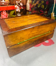 Load image into Gallery viewer, Llethr ysgrifennu Hynafol Fictoraidd pren walnut a brass gyda’r goriad gwreiddiol a storfa / Antique Victorian walnut and brass writing slope with original key and storage