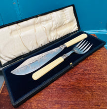 Load image into Gallery viewer, Set cerfio a gweini pysgod Fictoraidd Sterling Silver a carn melyn / Sterling Silver and yellow handle fish carving and serving set