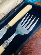 Load image into Gallery viewer, Set cerfio a gweini pysgod Fictoraidd Sterling Silver a carn melyn / Sterling Silver and yellow handle fish carving and serving set