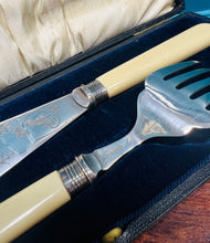 Load image into Gallery viewer, Set cerfio a gweini pysgod Fictoraidd Sterling Silver a carn melyn / Sterling Silver and yellow handle fish carving and serving set